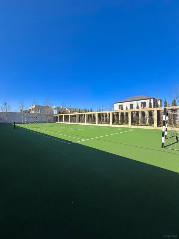 Satılır 9 otaqlı həyət evi 2000 m²