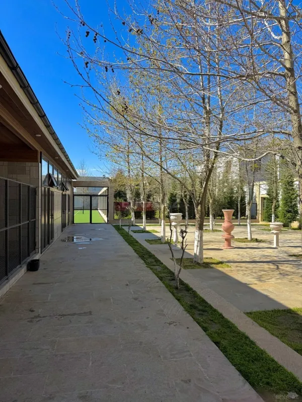 Satılır 9 otaqlı həyət evi 2000 m²