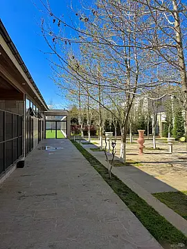 Satılır 9 otaqlı həyət evi 2000 m²