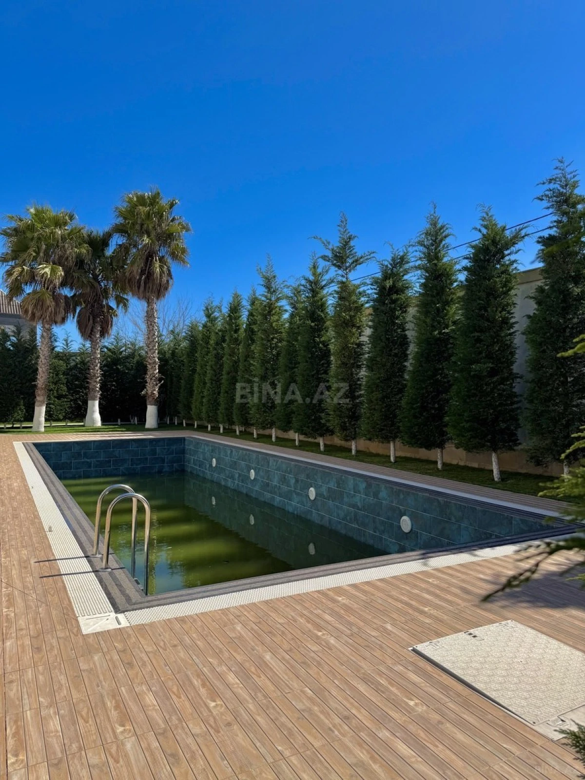 Satılır 9 otaqlı həyət evi 2000 m²