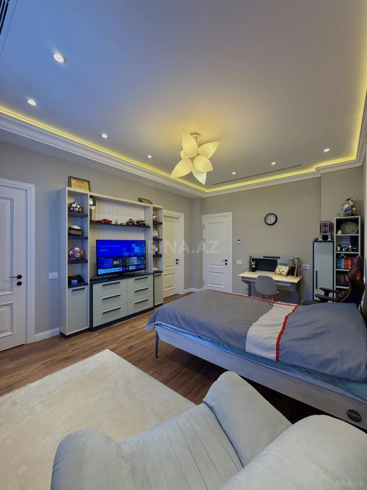 Satılır 9 otaqlı həyət evi 2000 m²