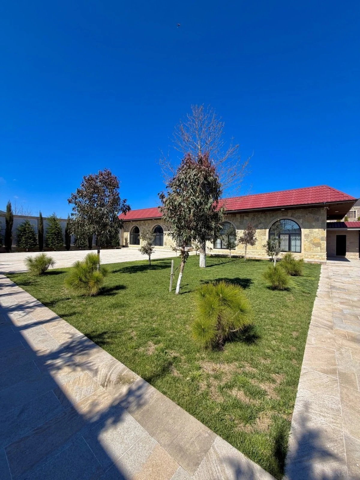 Satılır 9 otaqlı həyət evi 2000 m²