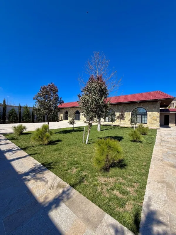 Satılır 9 otaqlı həyət evi 2000 m²