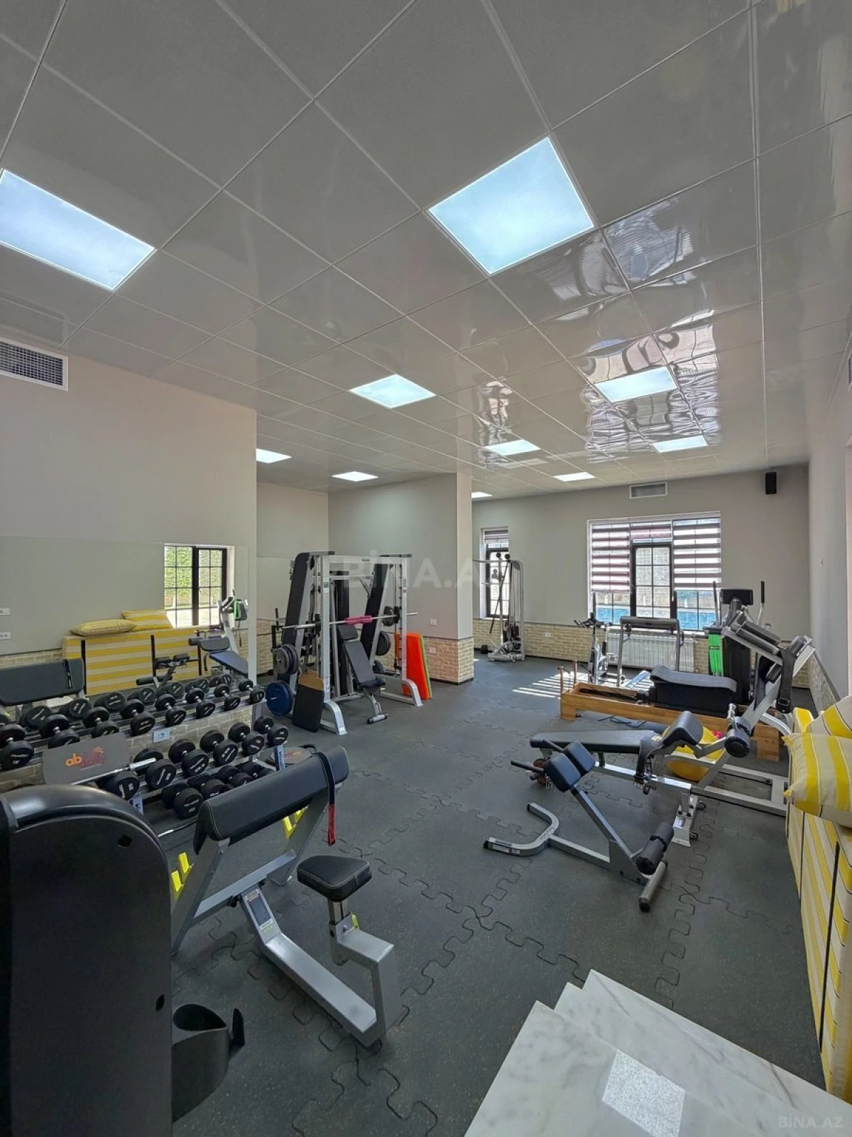 Satılır 9 otaqlı həyət evi 2000 m²