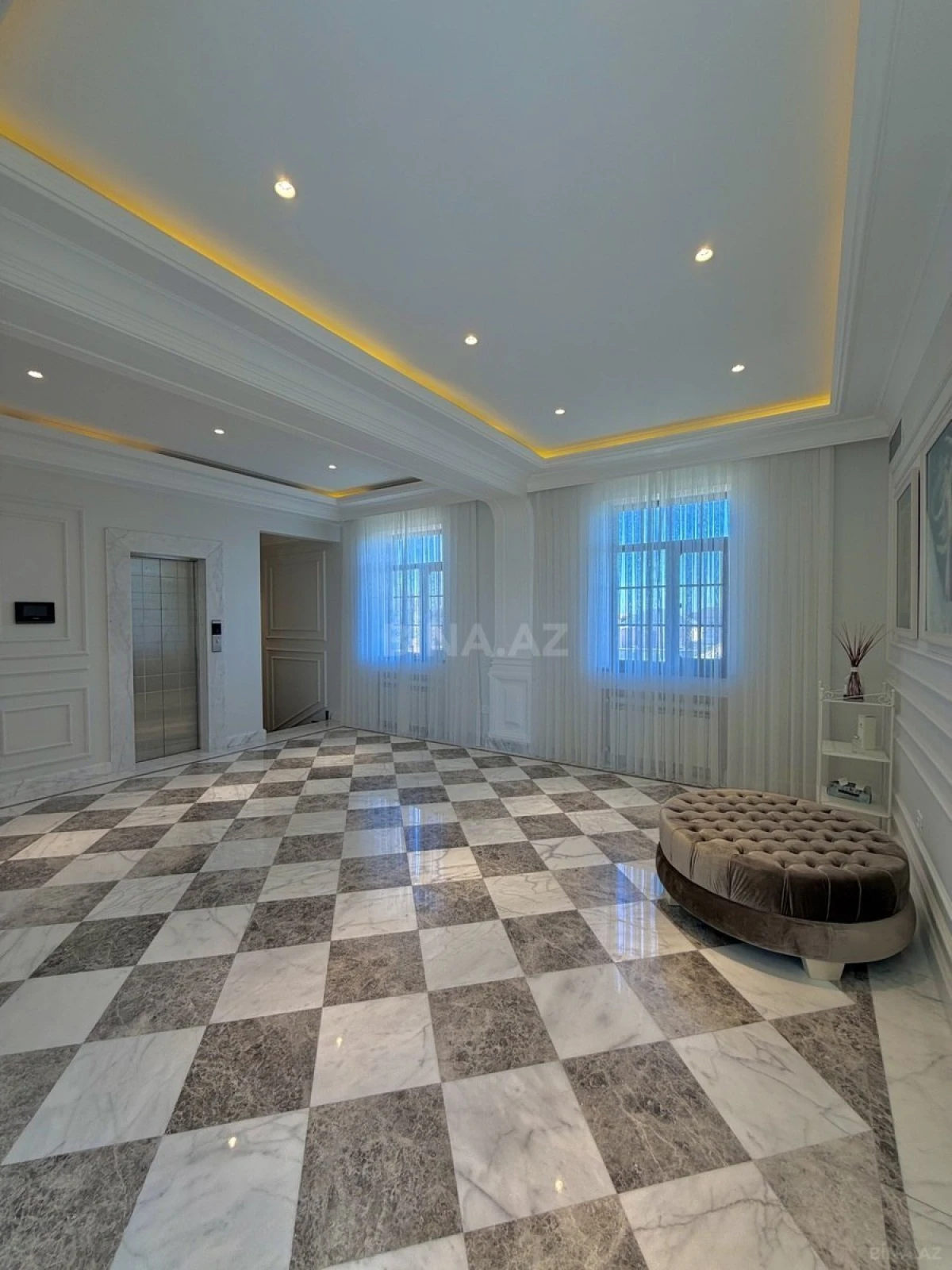 Satılır 9 otaqlı həyət evi 2000 m²