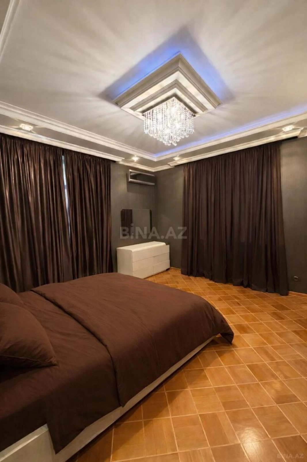 Satılır 4 otaqlı mənzil 150 m²