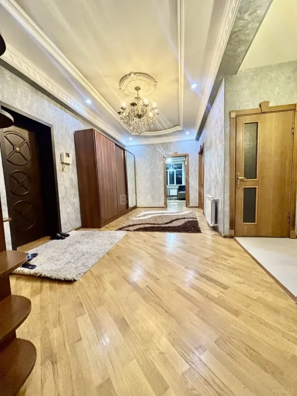 Satılır 3 otaqlı mənzil 130 m²