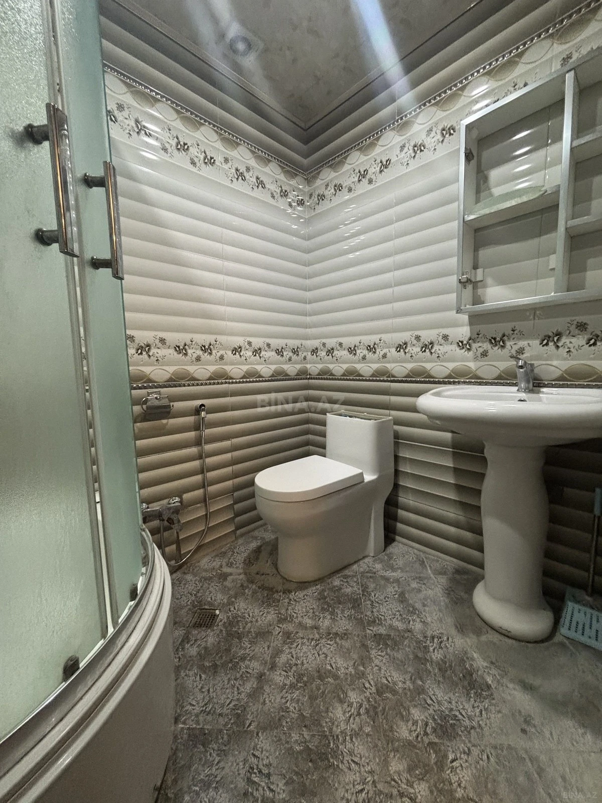 Satılır 3 otaqlı mənzil 130 m²