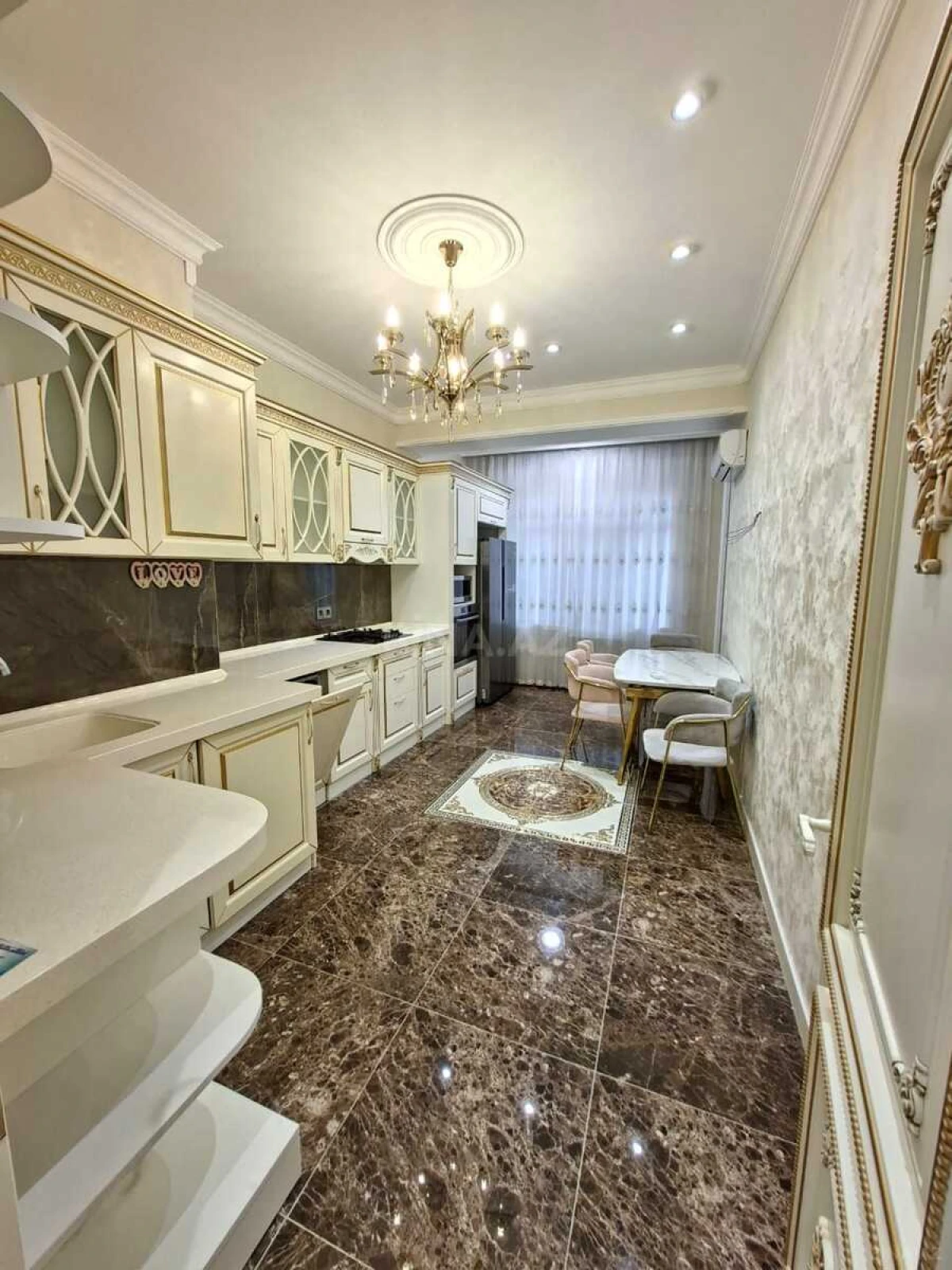 Satılır 4 otaqlı mənzil 150 m²