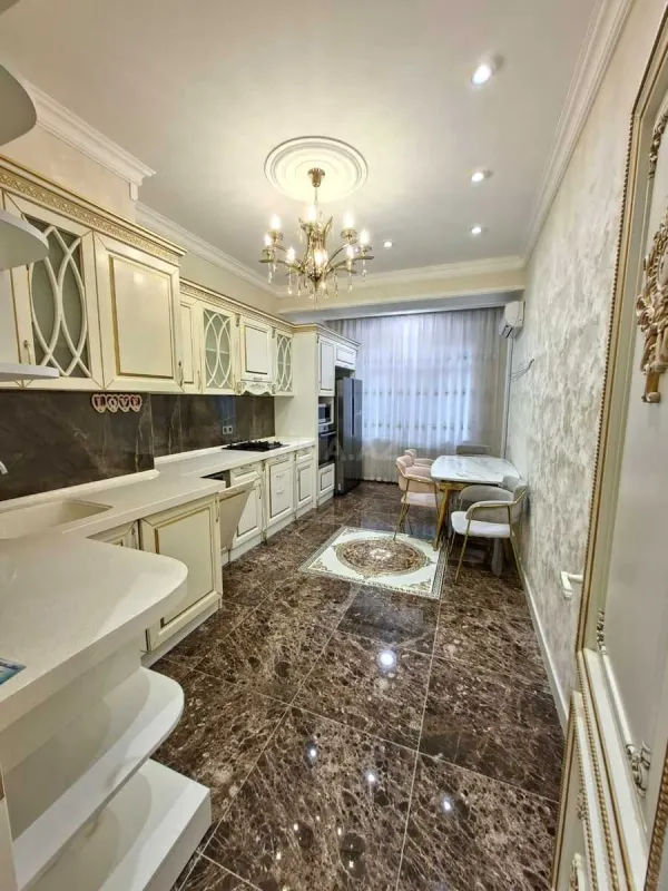 Satılır 4 otaqlı mənzil 150 m²