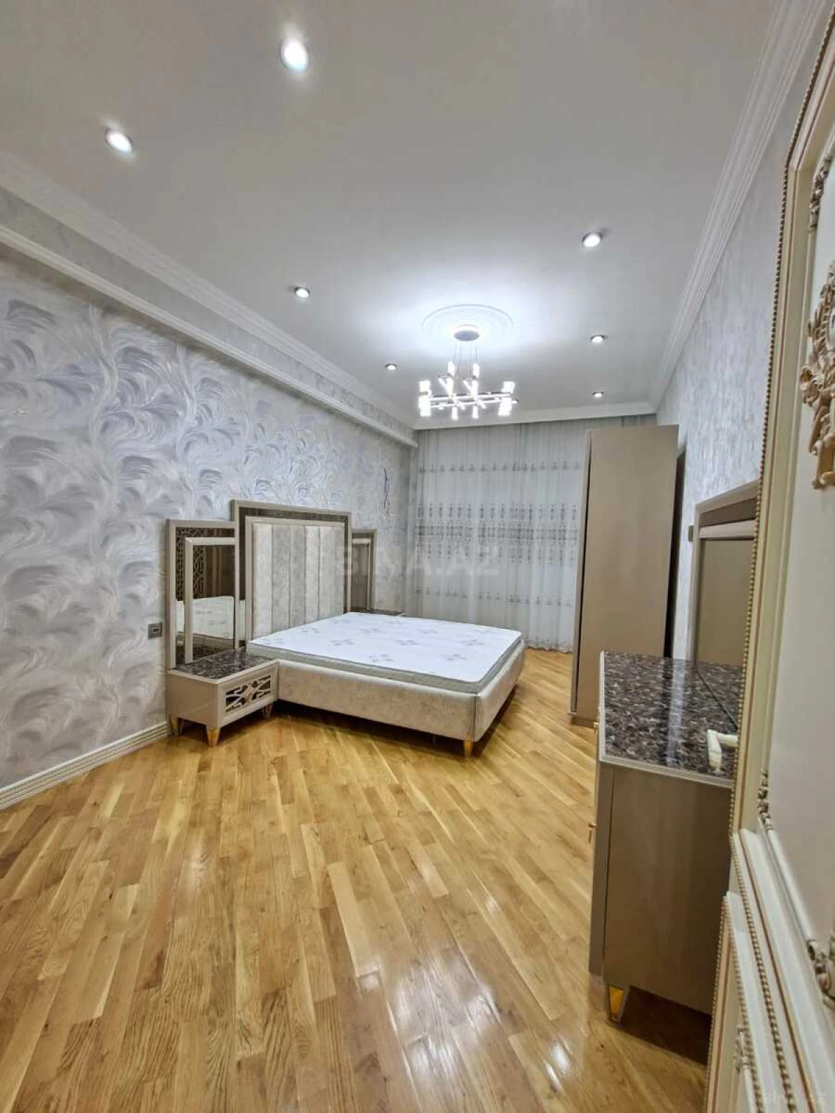 Satılır 4 otaqlı mənzil 150 m²