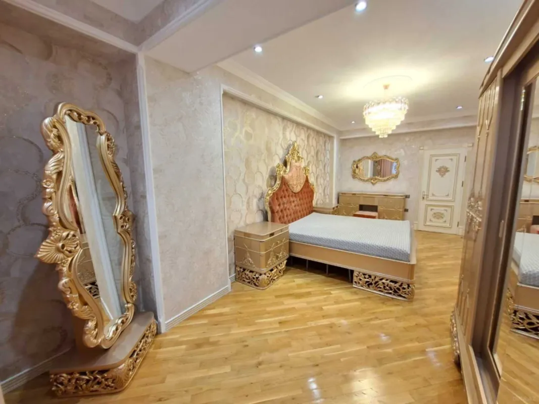 Satılır 4 otaqlı mənzil 150 m²