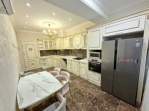 Satılır 4 otaqlı mənzil 150 m²