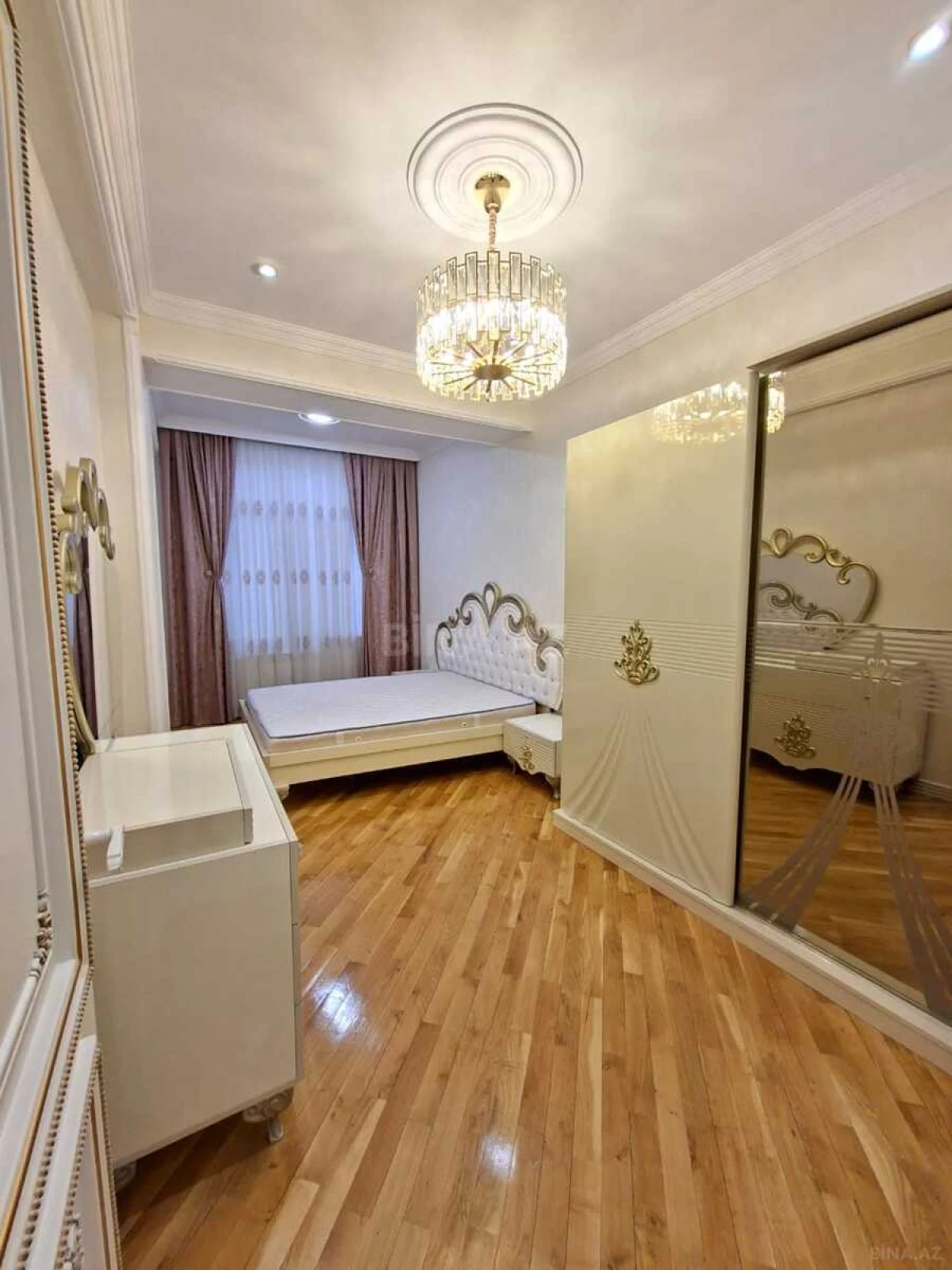 Satılır 4 otaqlı mənzil 150 m²