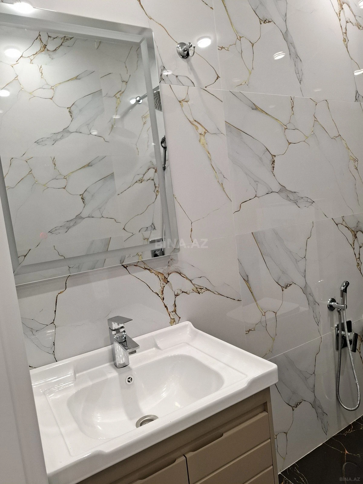 Satılır 4 otaqlı mənzil 140 m²