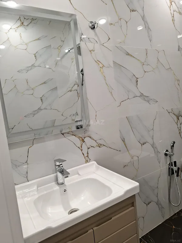 Satılır 4 otaqlı mənzil 140 m²