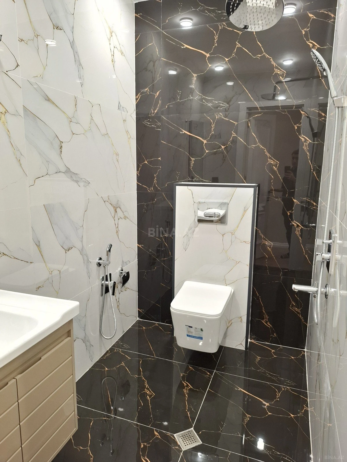 Satılır 4 otaqlı mənzil 140 m²