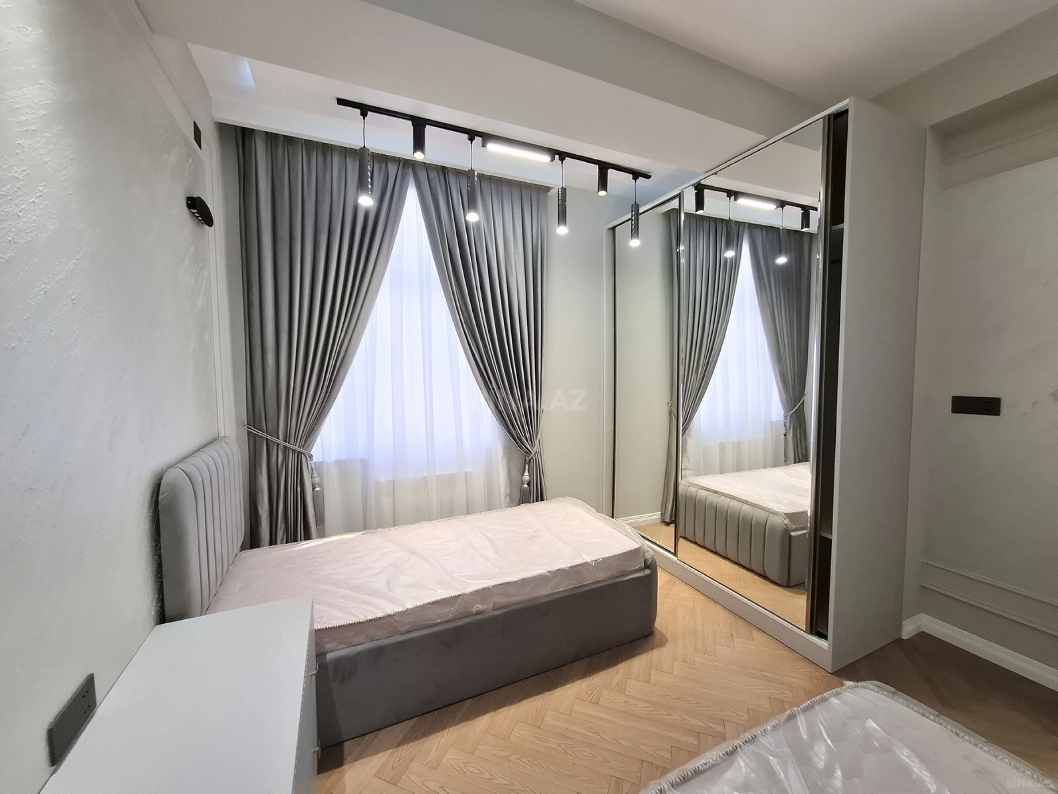 Satılır 4 otaqlı mənzil 140 m²