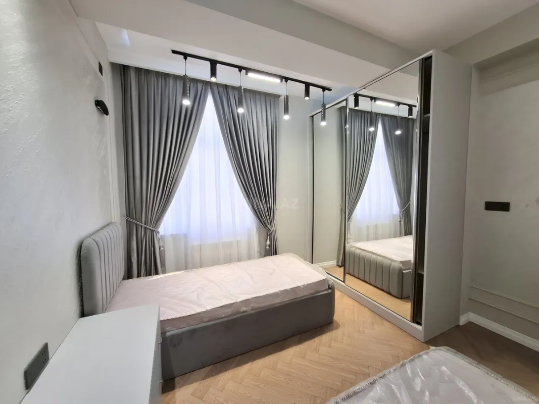 Satılır 4 otaqlı mənzil 140 m²