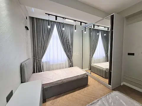 Satılır 4 otaqlı mənzil 140 m²