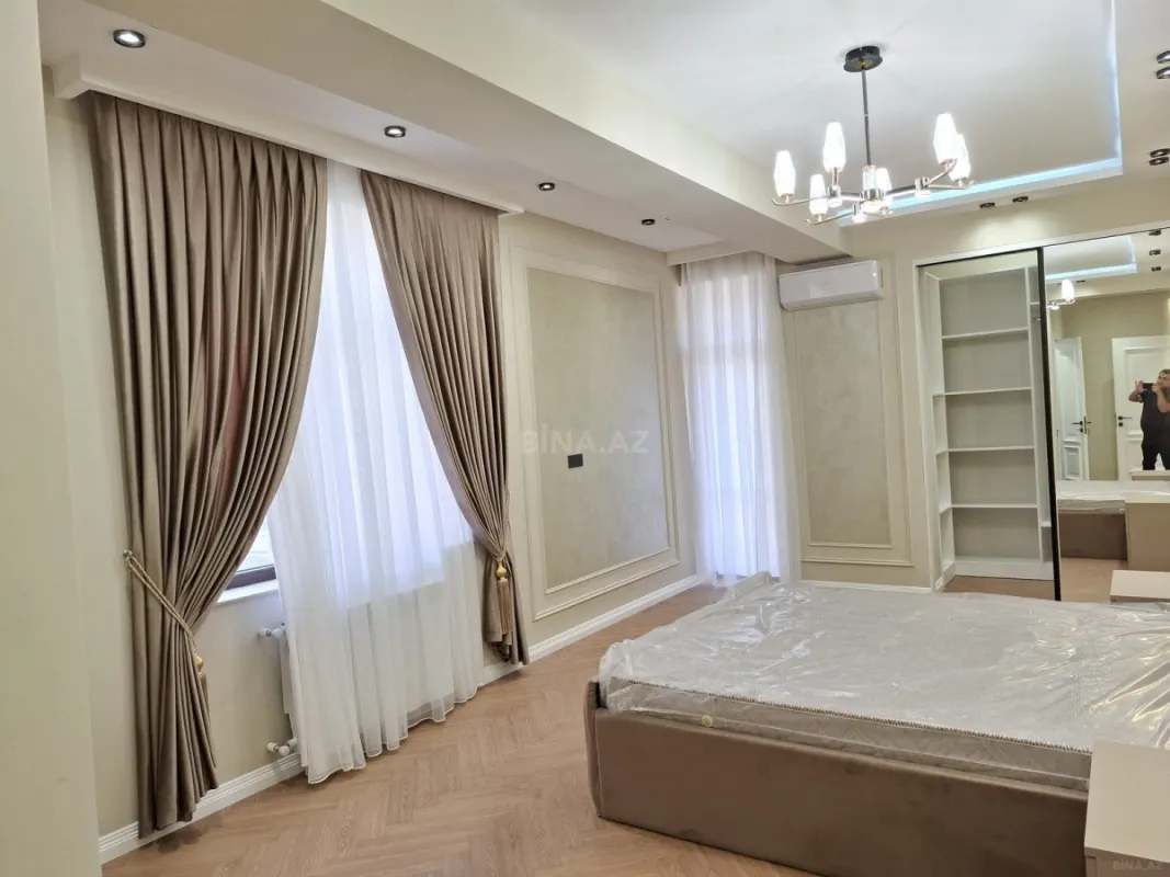 Satılır 4 otaqlı mənzil 140 m²