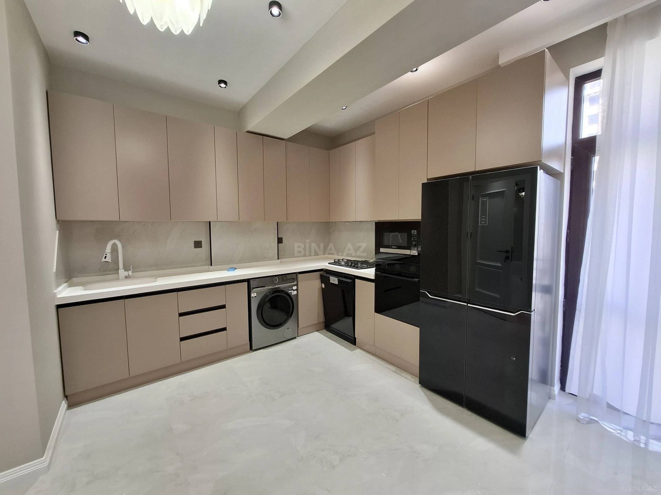Satılır 4 otaqlı mənzil 140 m²