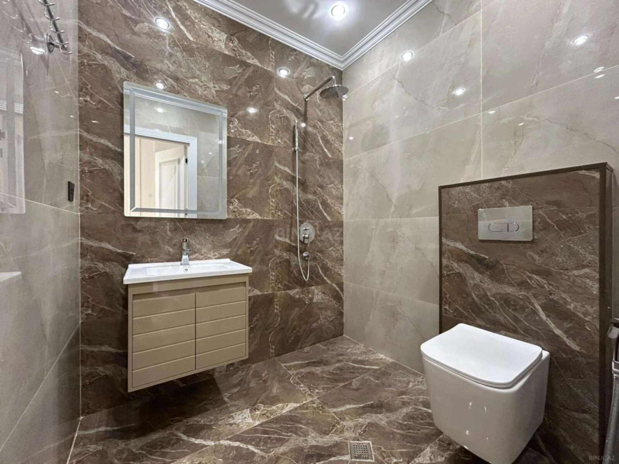 Satılır 3 otaqlı mənzil 135 m²