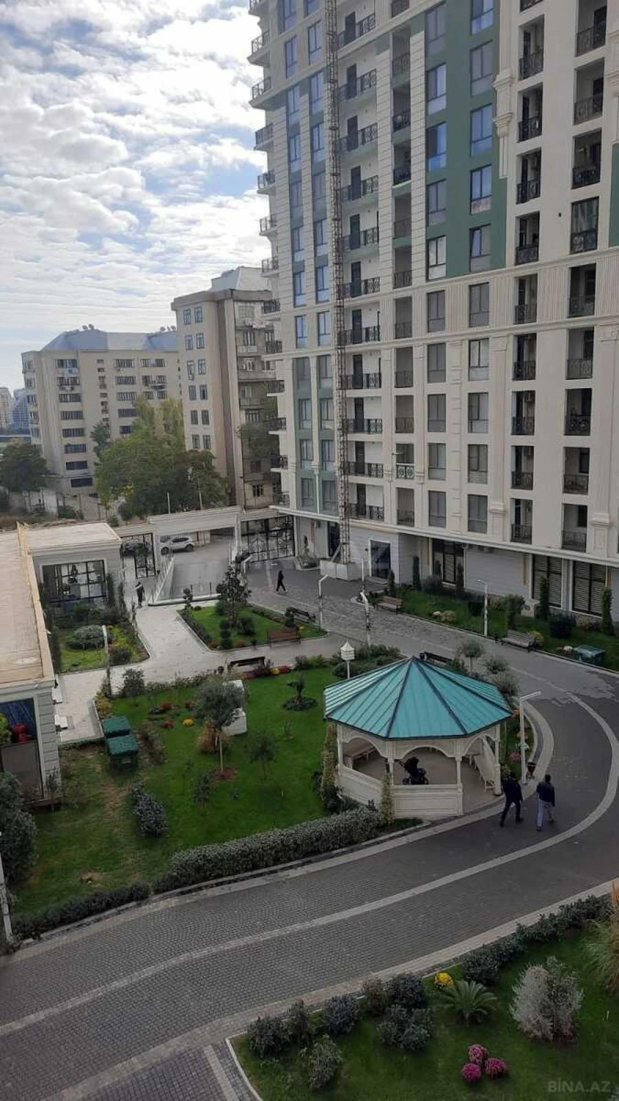 Satılır 4 otaqlı mənzil 219.6 m²