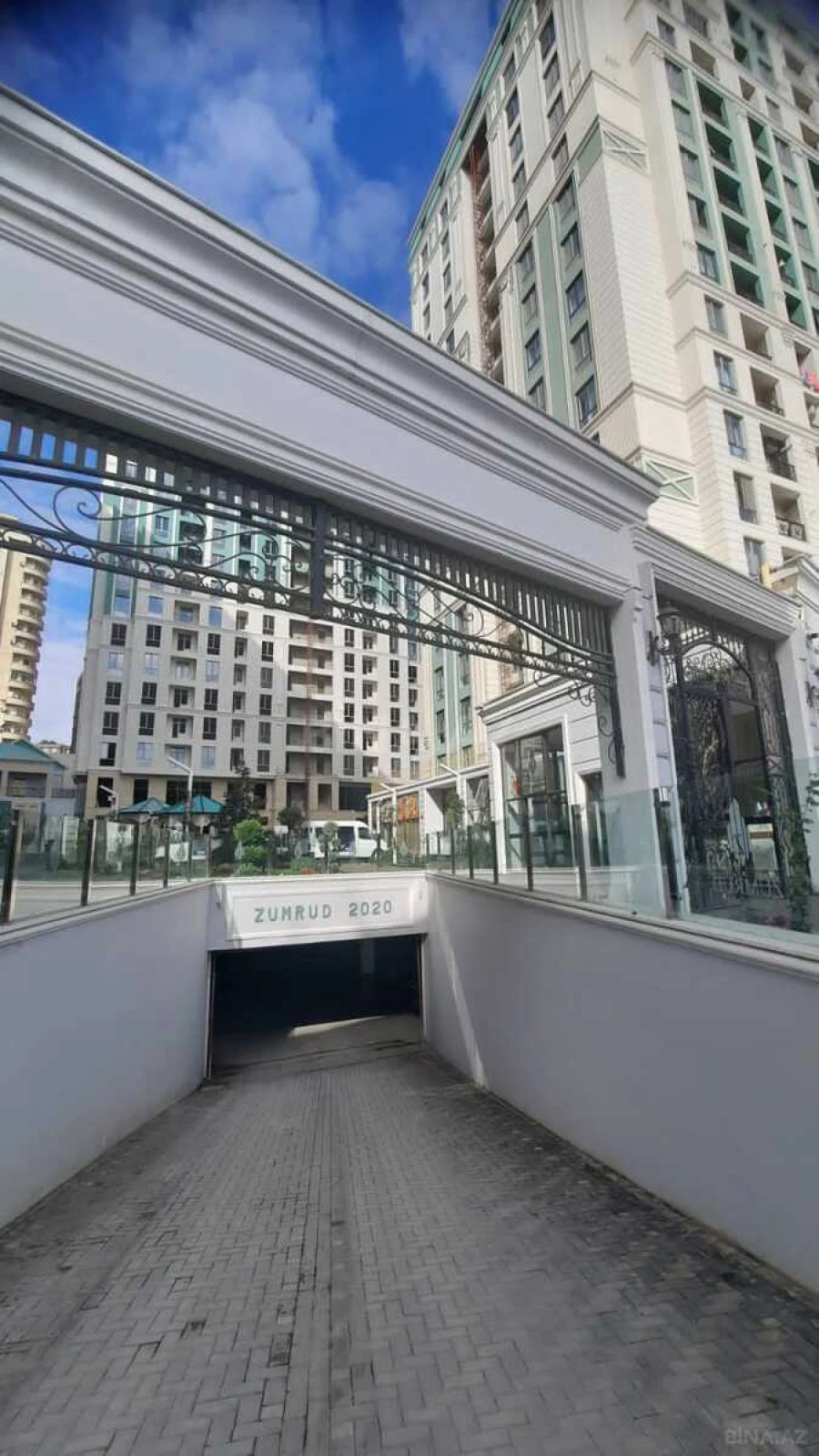 Satılır 4 otaqlı mənzil 219.6 m²