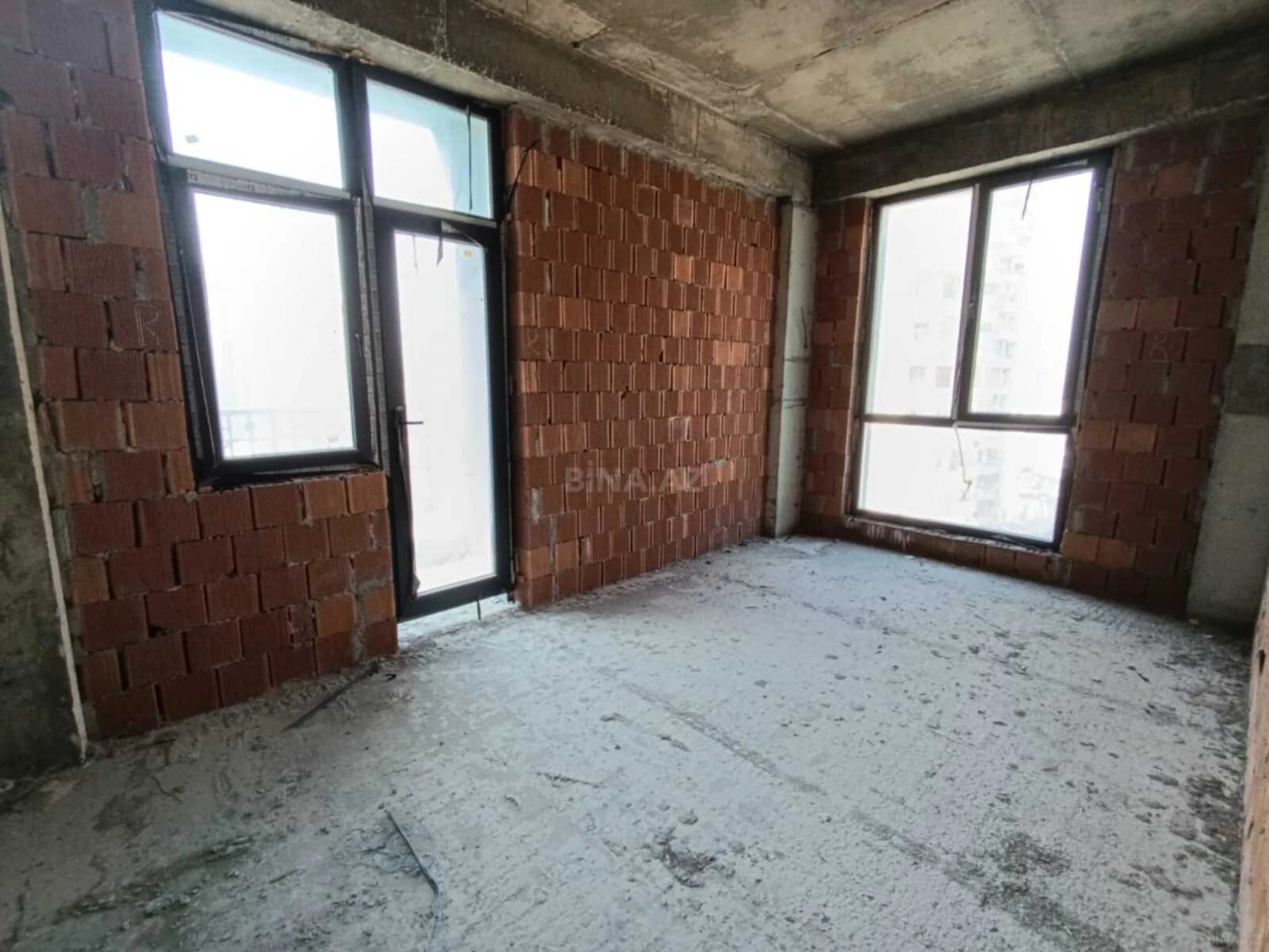 Satılır 4 otaqlı mənzil 219.6 m²