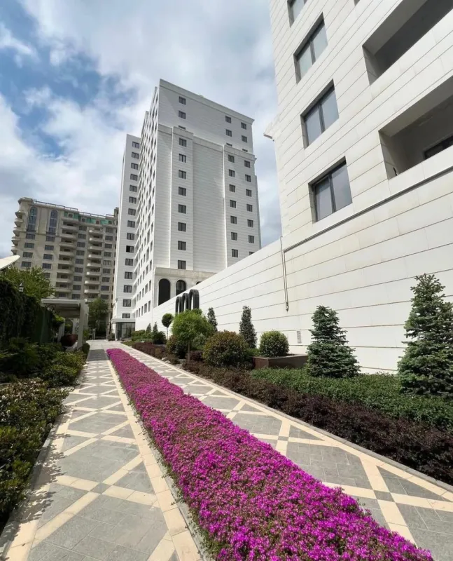 Satılır 3 otaqlı mənzil 136 m²