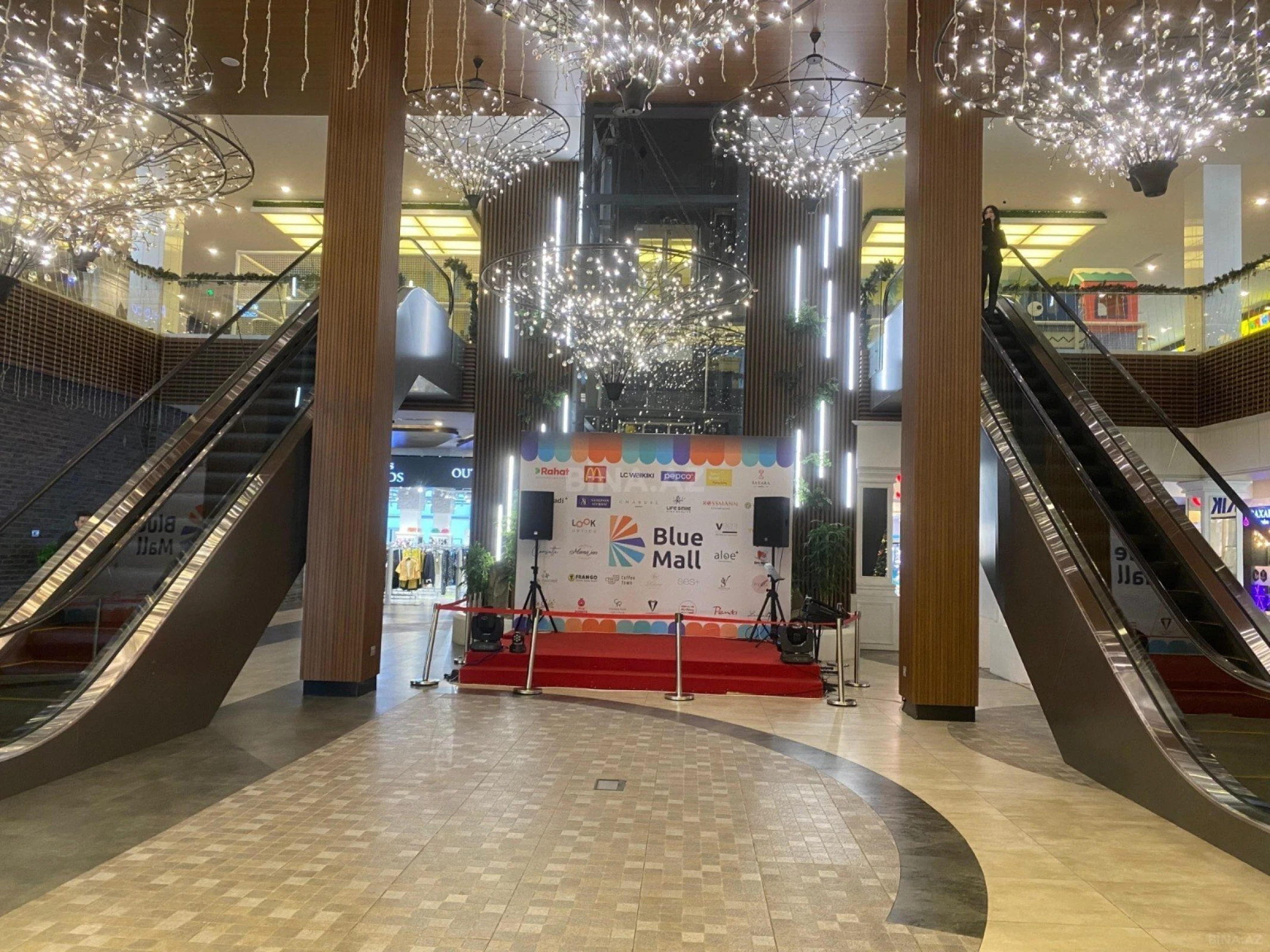 Satılır 4 otaqlı mənzil 220.5 m²