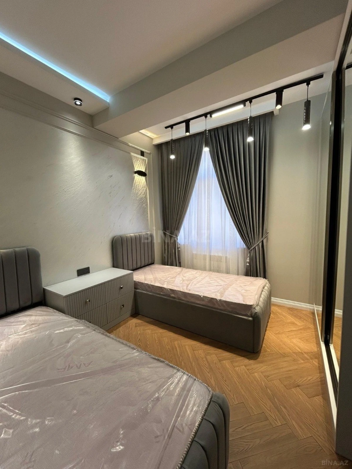 Satılır 4 otaqlı mənzil 137 m²