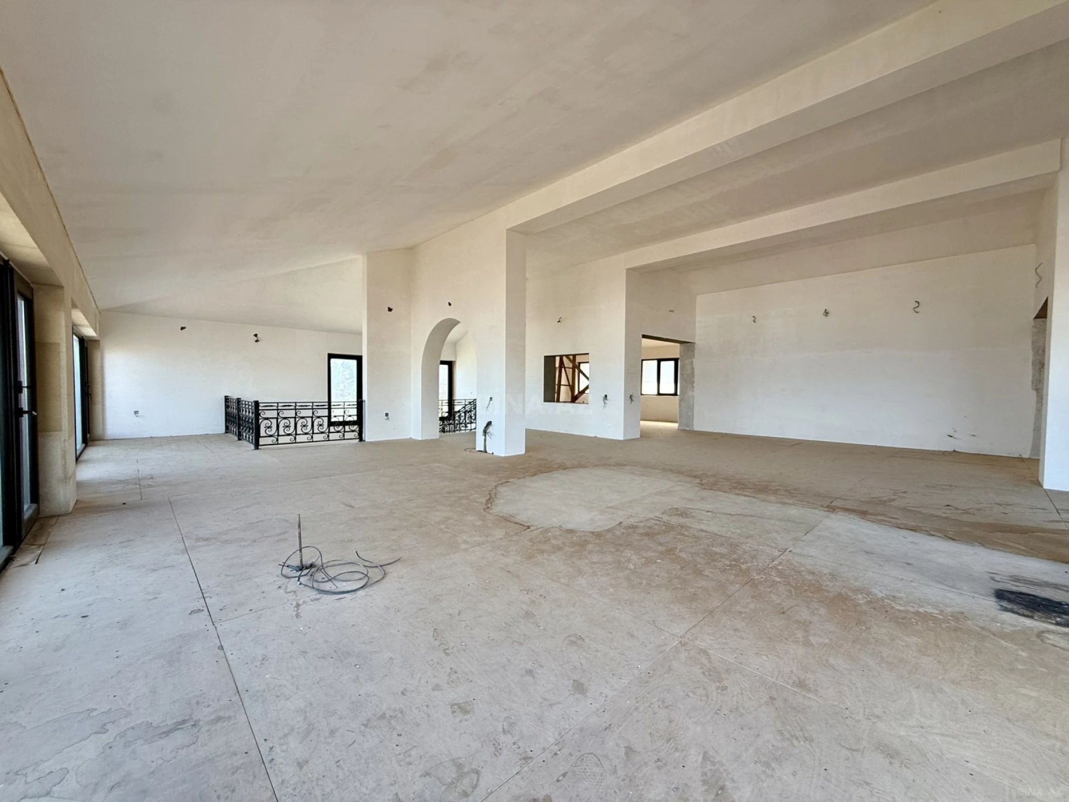 Satılır 9 otaqlı həyət evi 800 m²