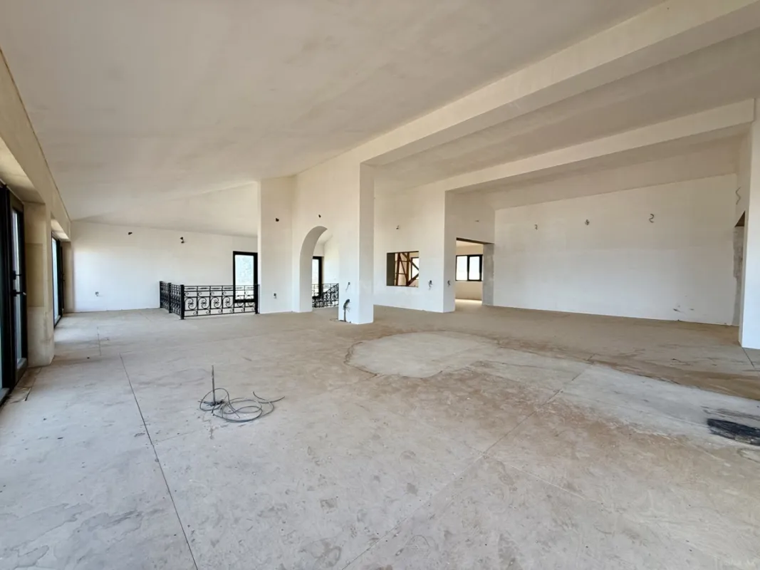 Satılır 9 otaqlı həyət evi 800 m²