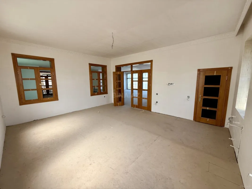 Satılır 9 otaqlı həyət evi 800 m²