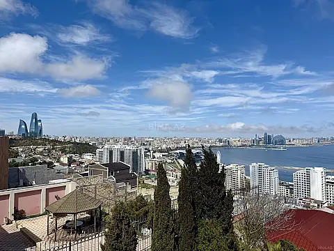 Satılır 9 otaqlı həyət evi 800 m²