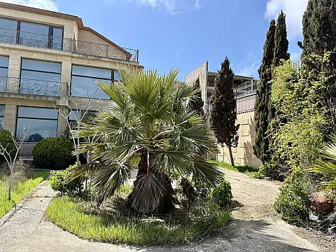 Satılır 9 otaqlı həyət evi 800 m²