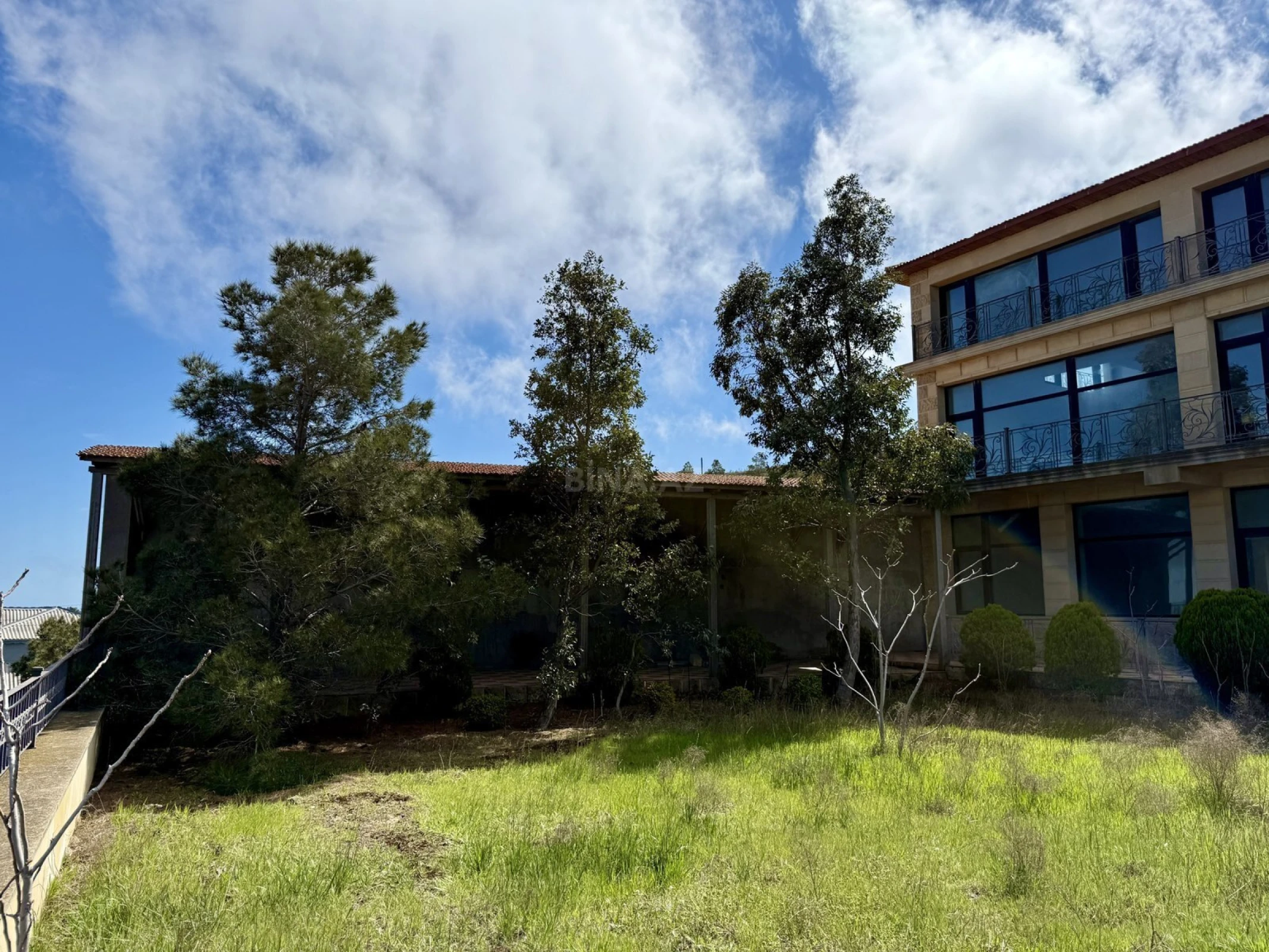 Satılır 9 otaqlı həyət evi 800 m²