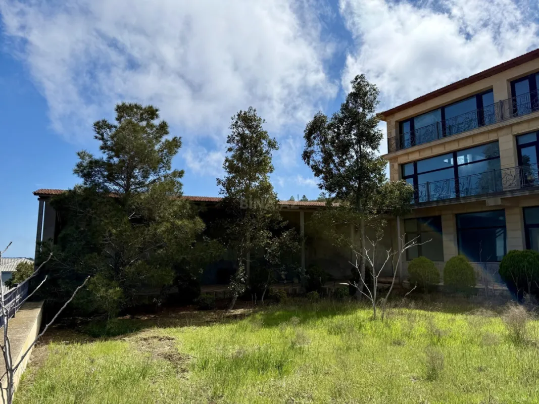 Satılır 9 otaqlı həyət evi 800 m²