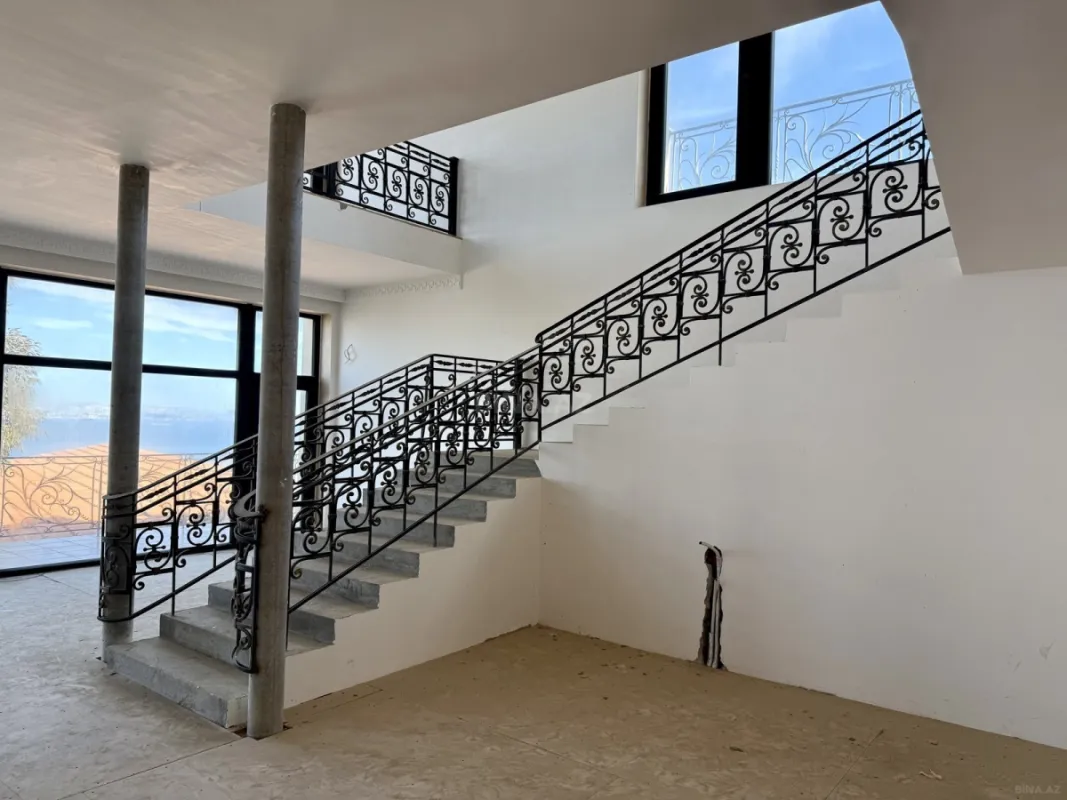 Satılır 9 otaqlı həyət evi 800 m²