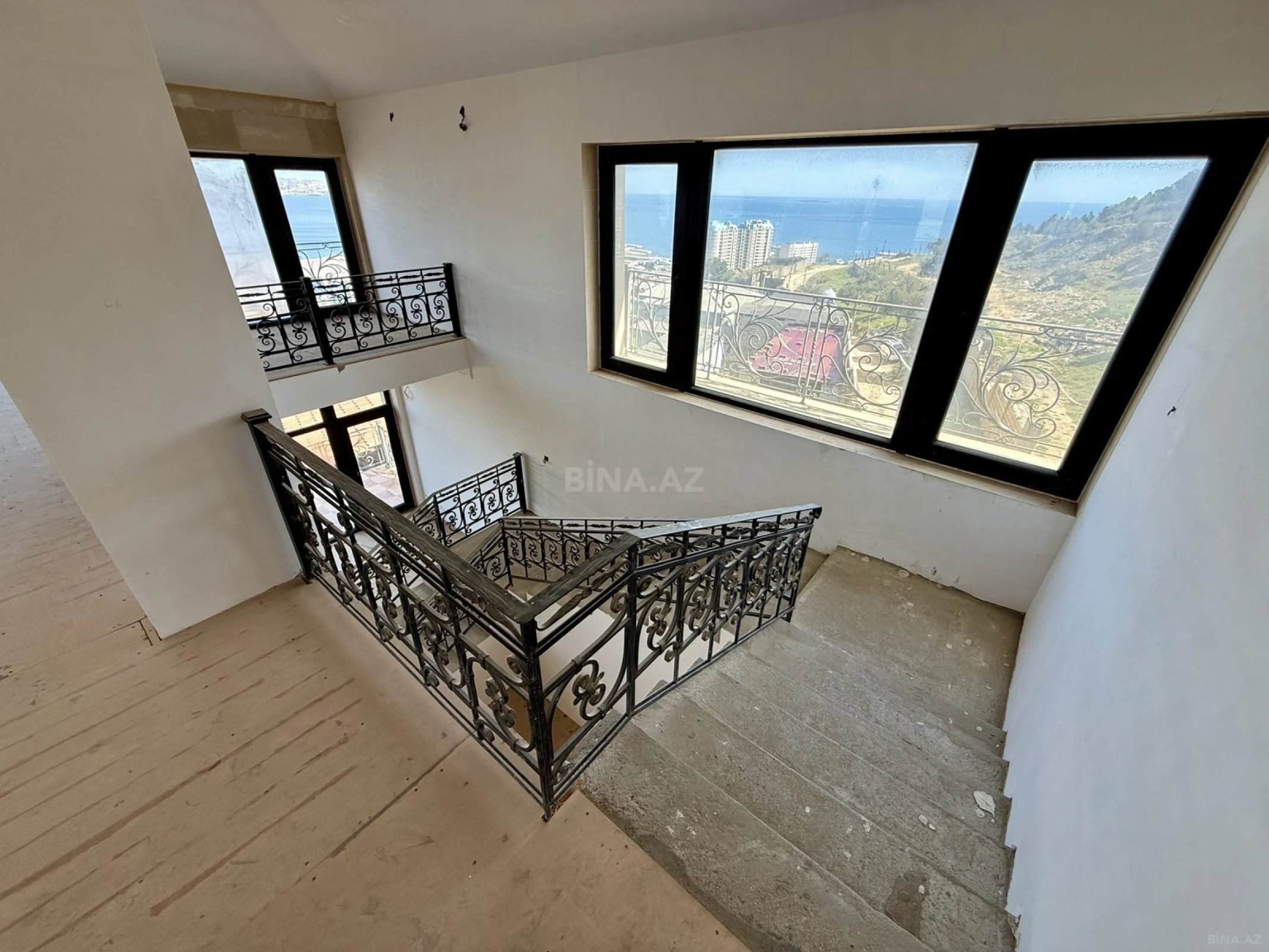 Satılır 9 otaqlı həyət evi 800 m²