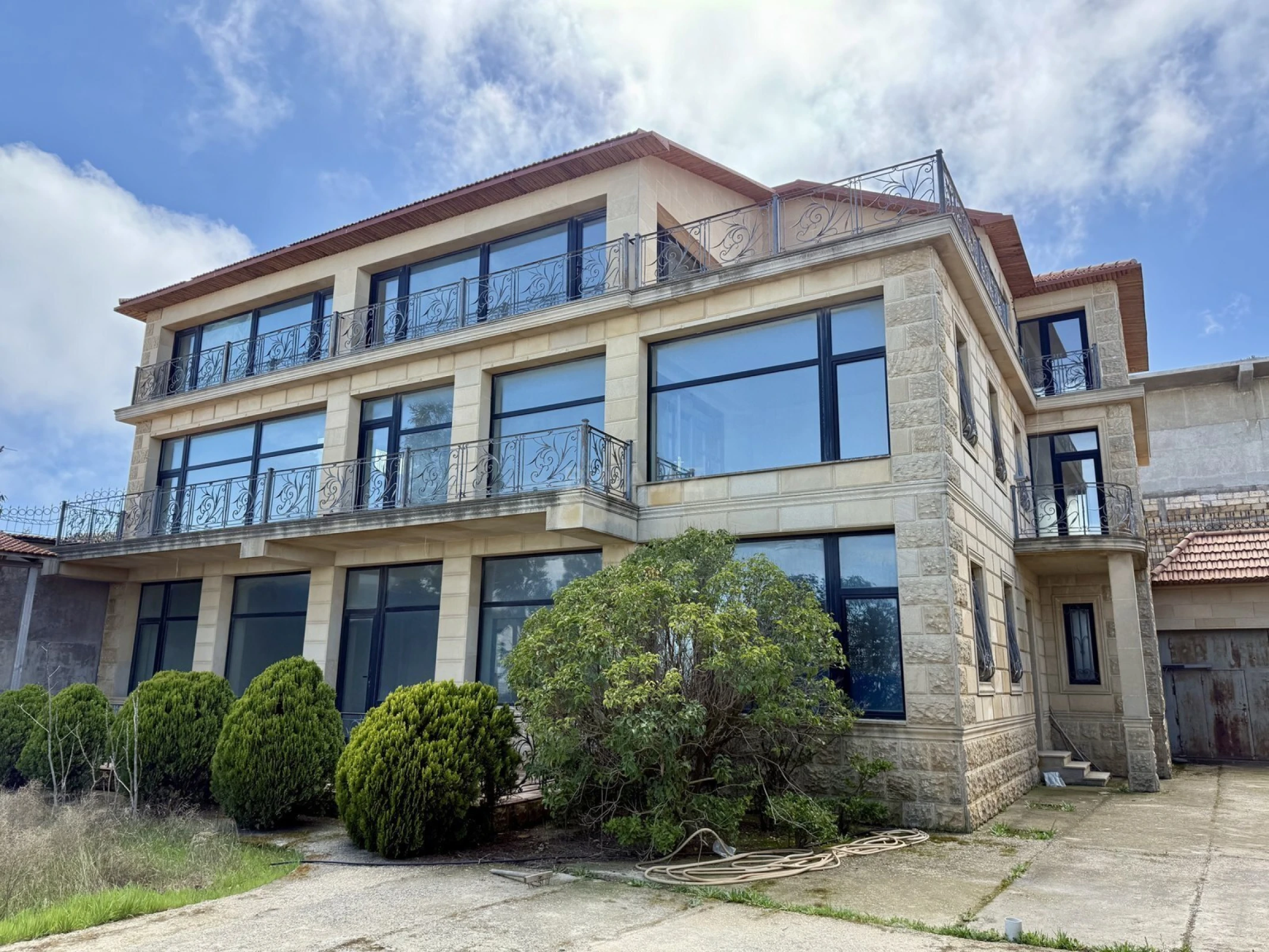 Satılır 9 otaqlı həyət evi 800 m²
