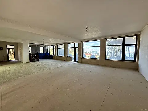 Satılır 9 otaqlı həyət evi 800 m²