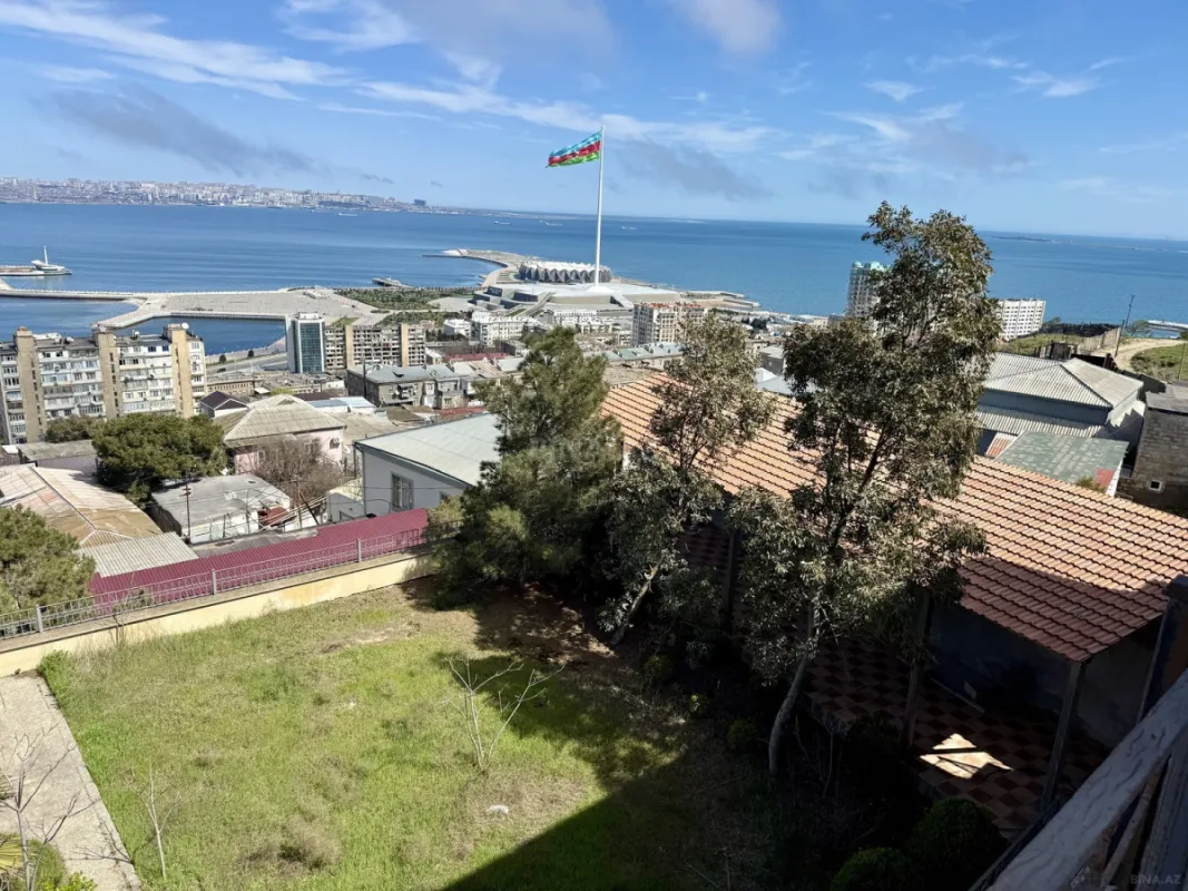 Satılır 9 otaqlı həyət evi 800 m²