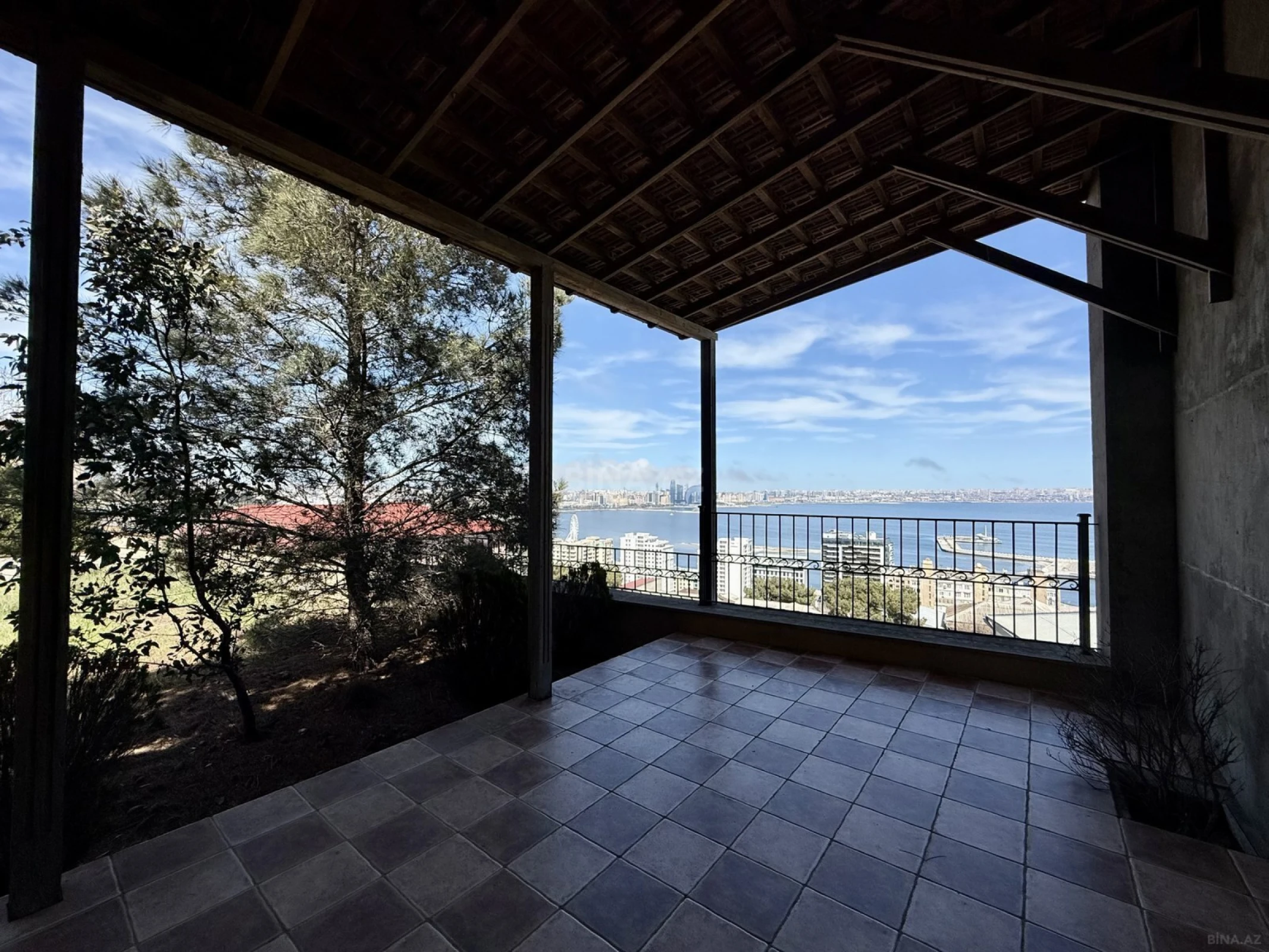 Satılır 9 otaqlı həyət evi 800 m²