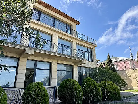 Satılır 9 otaqlı həyət evi 800 m²