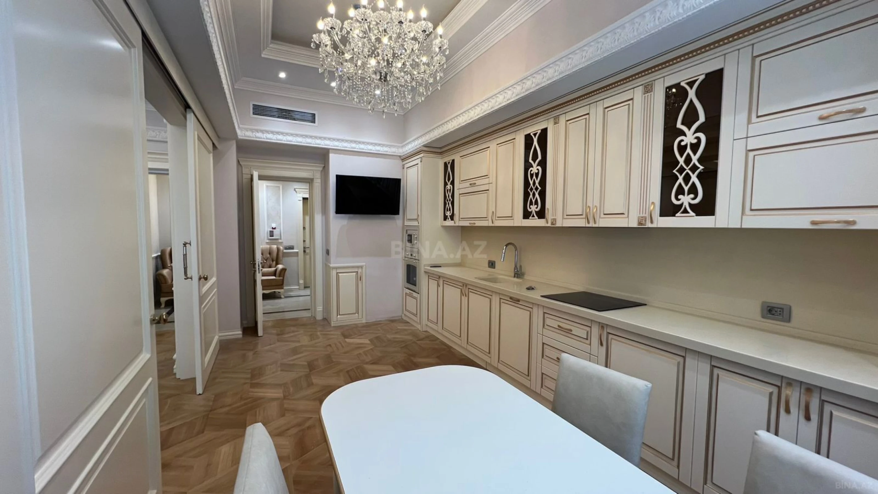 Kirayə verilir 7 otaqlı mənzil 450 m²