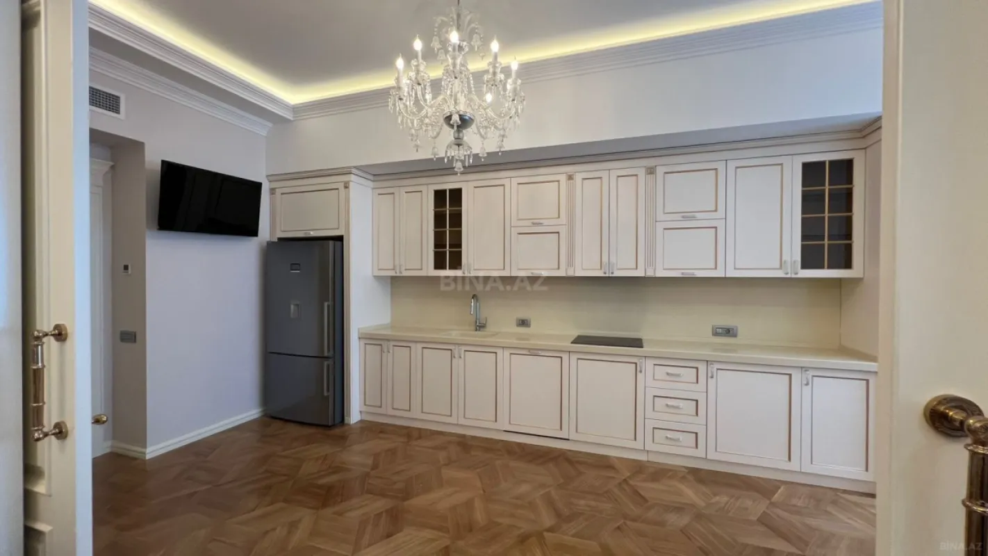 Kirayə verilir 7 otaqlı mənzil 450 m²