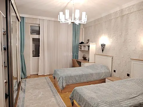 Satılır 4 otaqlı mənzil 190 m²